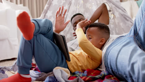 Feliz-Padre-E-Hijo-Afroamericanos-Usando-Tableta-Y-Chocando-Los-Cinco-En-Casa,-Cámara-Lenta