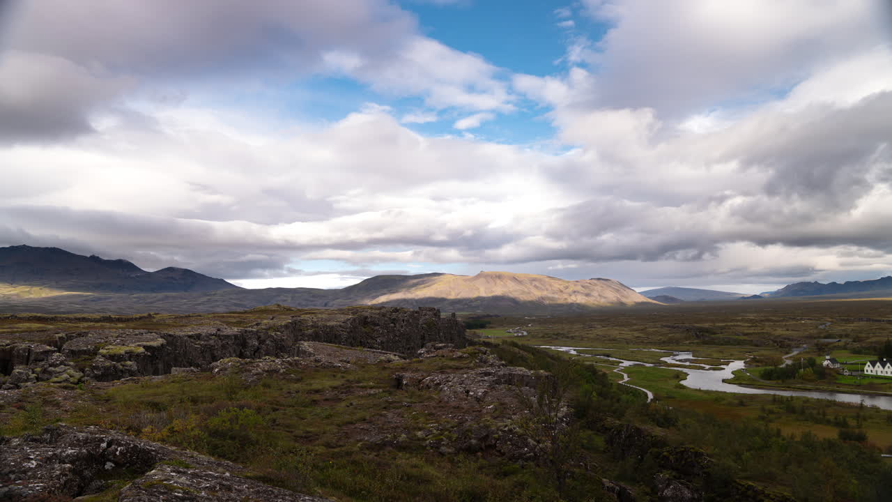 Time lapse dei fiumi e delle montagne nel parco nazionale di Thingvellir, nell'Islanda centrale