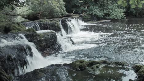 Hermosa-Cascada-Escénica-En-Pleno-Flujo