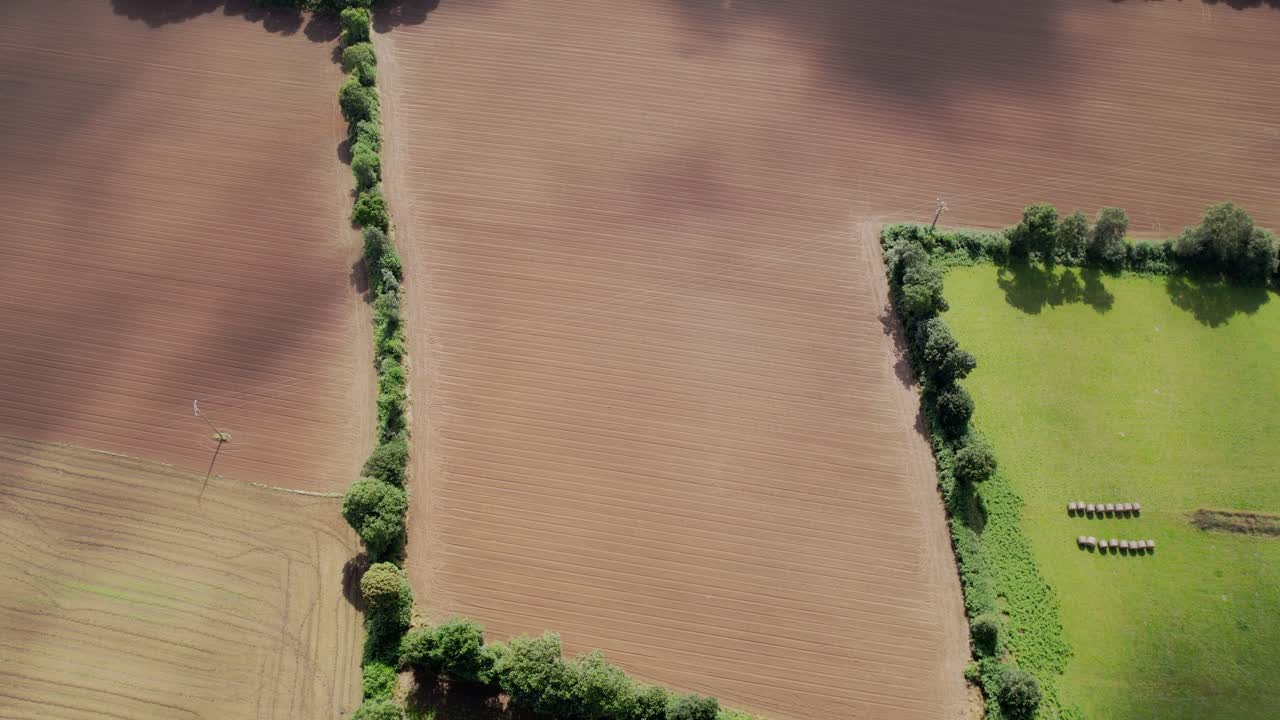 nubes sombras que se mueven sobre el paisaje del país bretón y campos cultivados