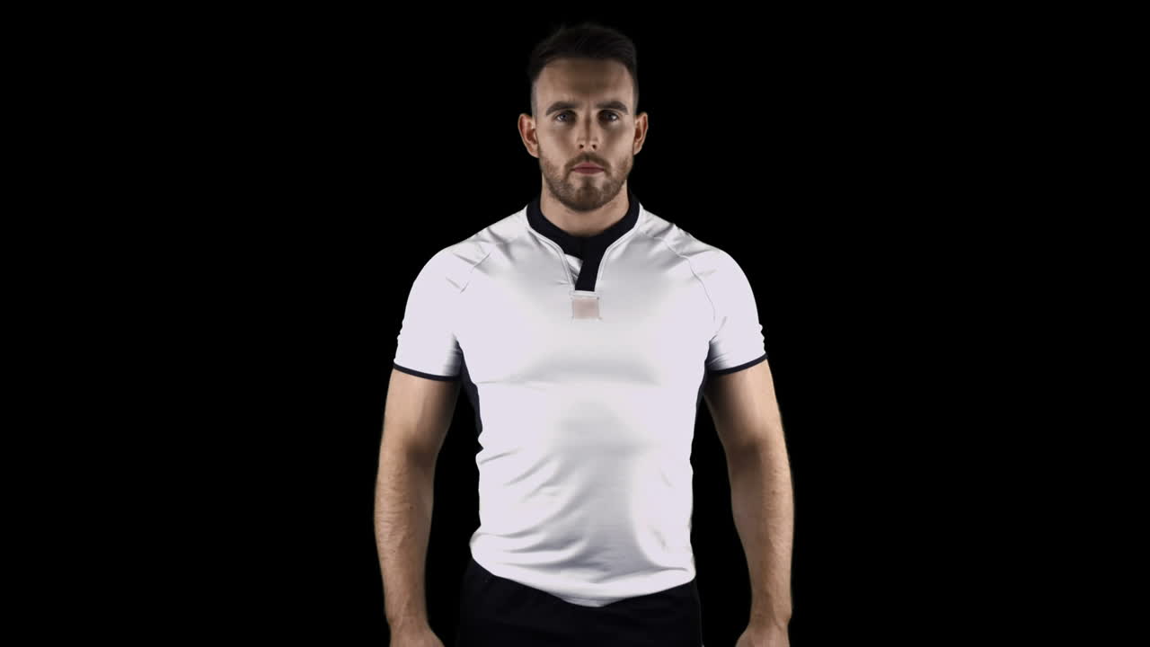 jugador de rugby serio mirando a la cámara