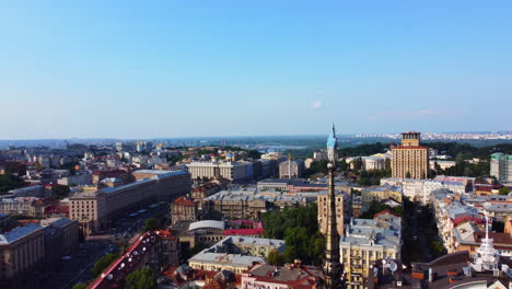 Drohne-Fliegt-Um-Den-Sterngipfel-Im-Stadtzentrum-Von-Kiew