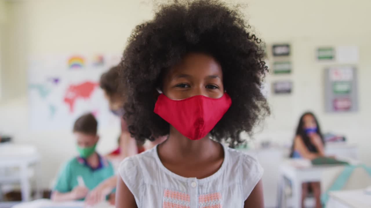 학교 에서 수업 에서 얼굴 마스크 를 쓰고 있는 소년 의 초상화