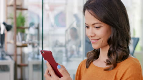 mujer usando teléfono móvil en una tienda minorista moderna