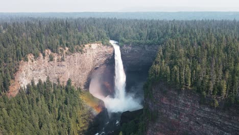 hermosas y escénicas cataratas helmcken en el río murtle en el parque provincial wells grey en columbia británica, canadá