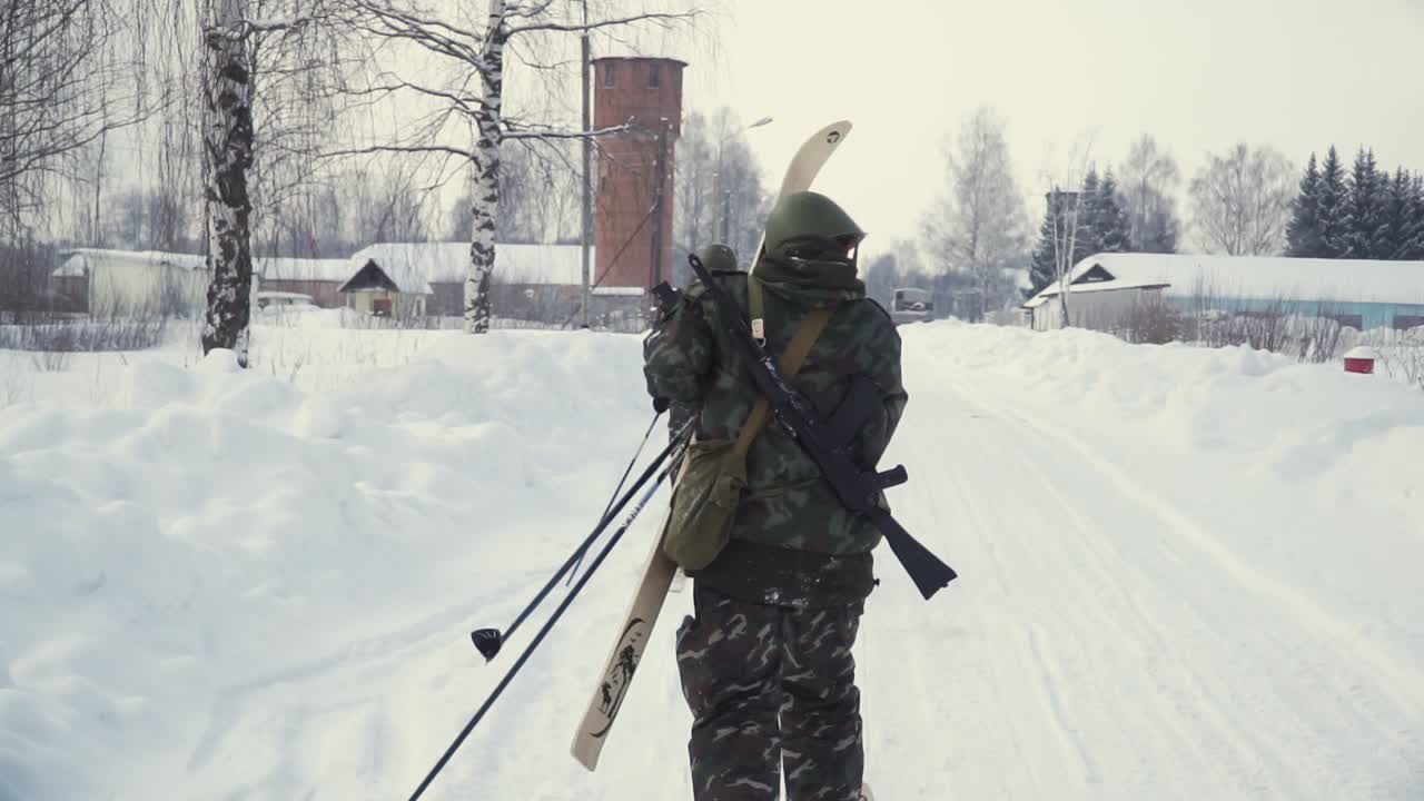 Soldater står på ski om vinteren