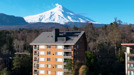 volcán detrás del edificio en pucon en los lagos, chile