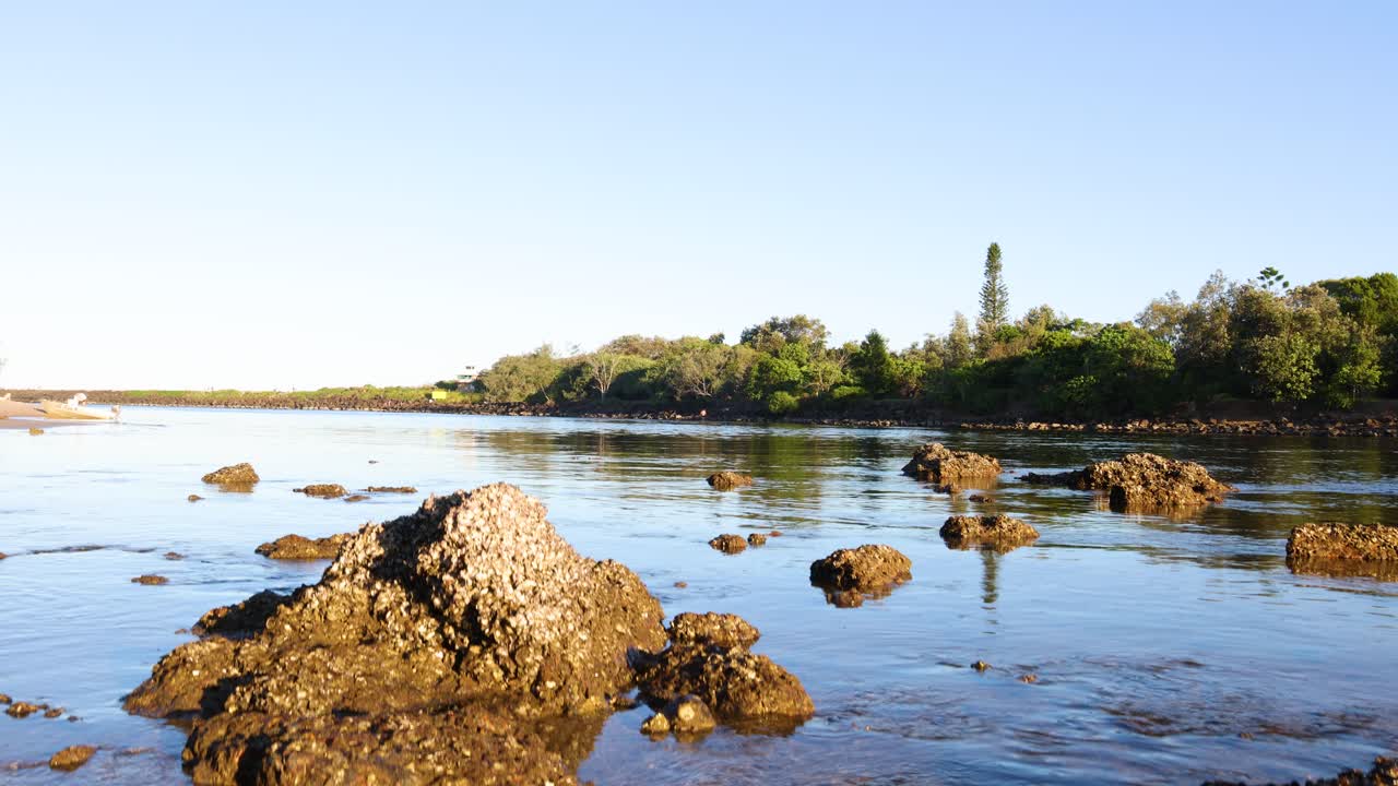 lapso de tiempo de aumento de los niveles de agua en un estuario rocoso