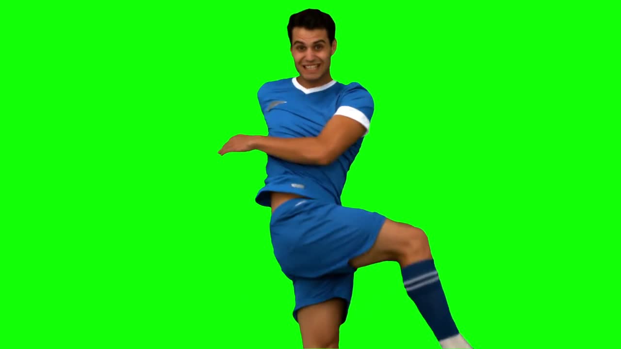 Calciatore che calcia un pallone su sfondo verde