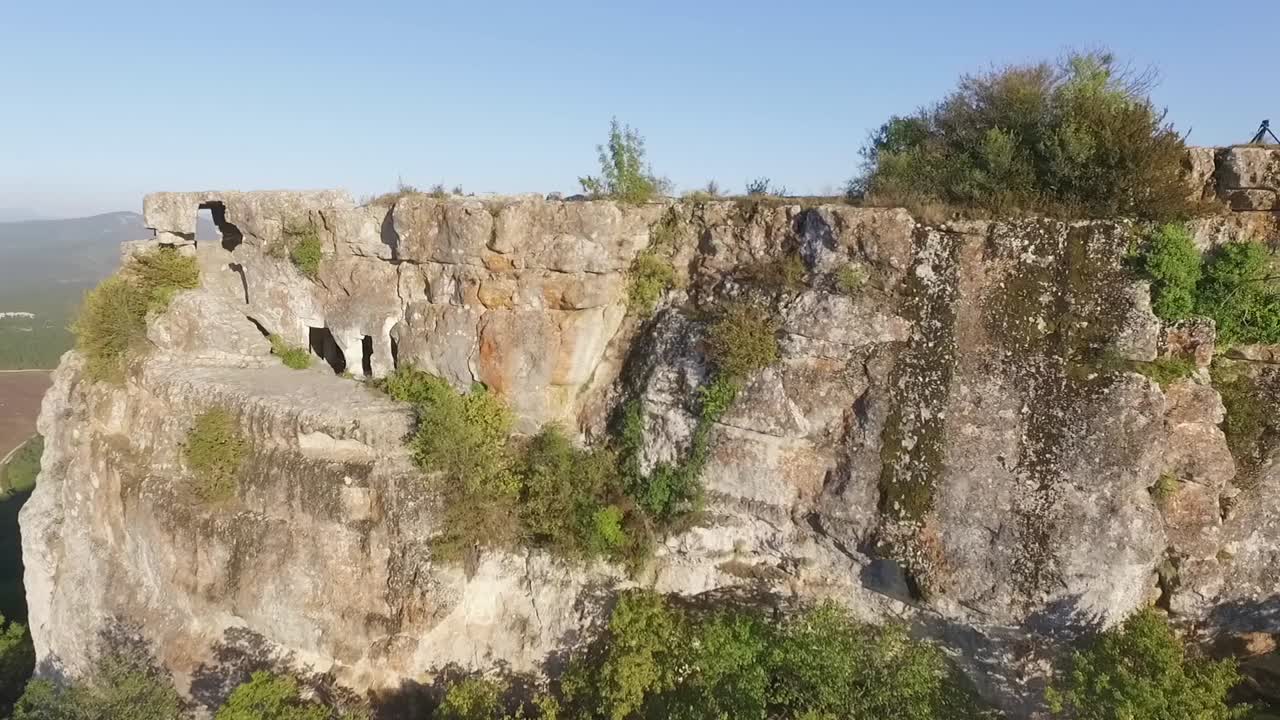 древние руины на вершине скалы с воздушным видом
