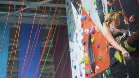 atleta en un centro de escalada en la pared