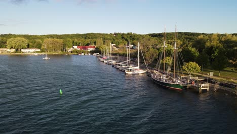 Gemütliche-Stadt-Mit-Kleinem-Pier-Von-Suttons-Bay,-Luftdrohnenansicht