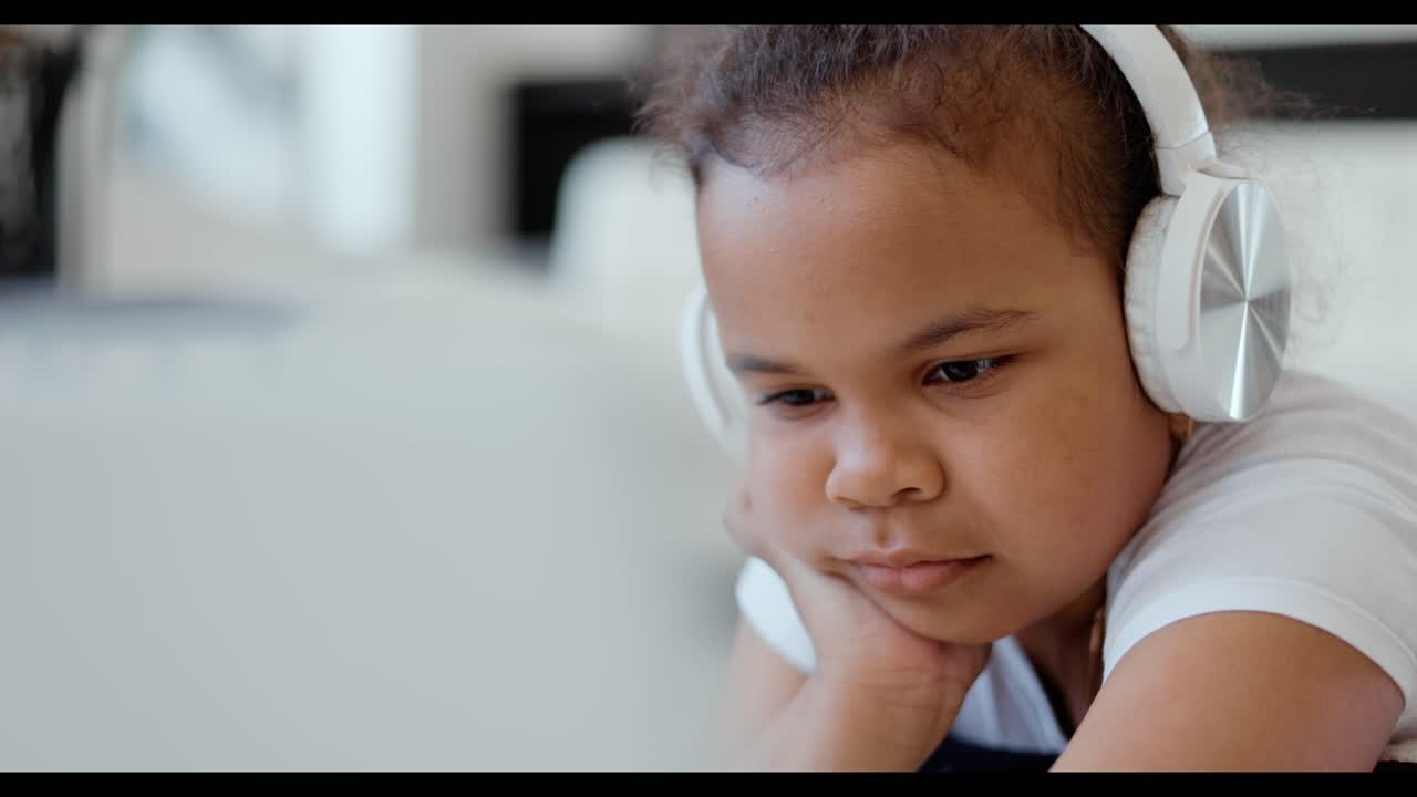 Chica escuchando música con auriculares