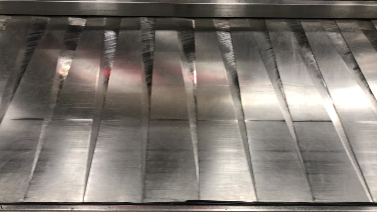 공항 에서 빈 수하물 수령 줄 을 닫는다