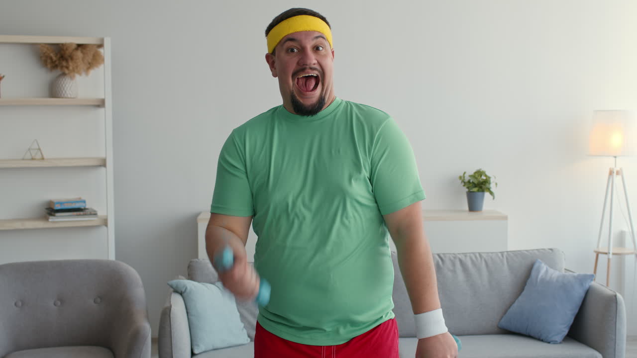 hombre gracioso trabajando en casa.