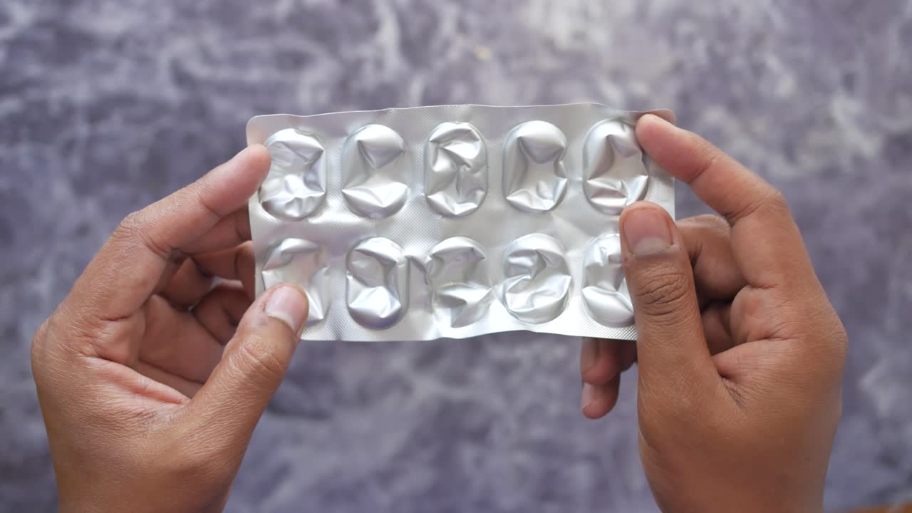 envases de medicamentos vacíos en las manos