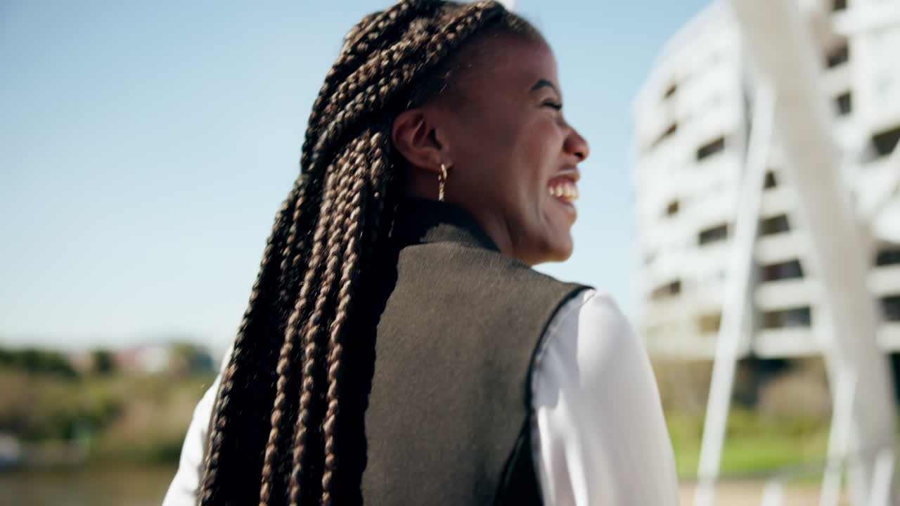 mujer sonriente al aire libre en la ciudad