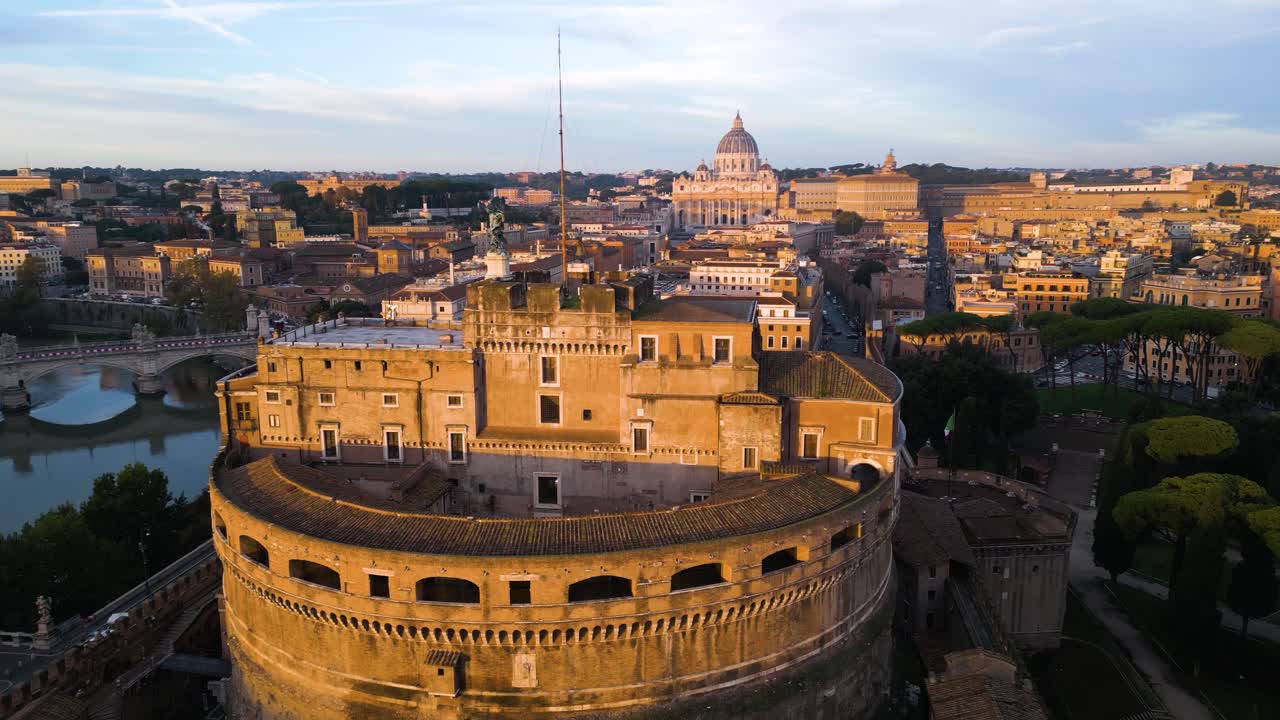 drone disparado hacia adelante sobre castel sant'angelo roma, italia al amanecer
