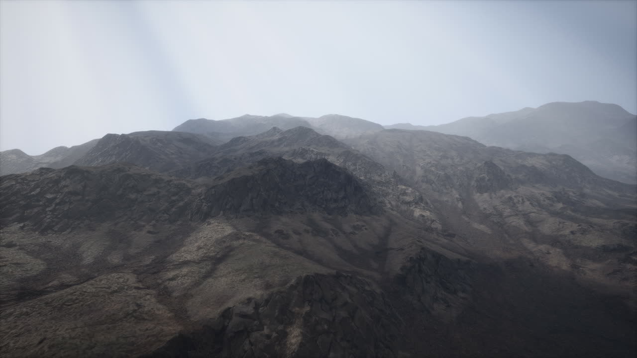 rayos de sol contra el telón de fondo de las montañas