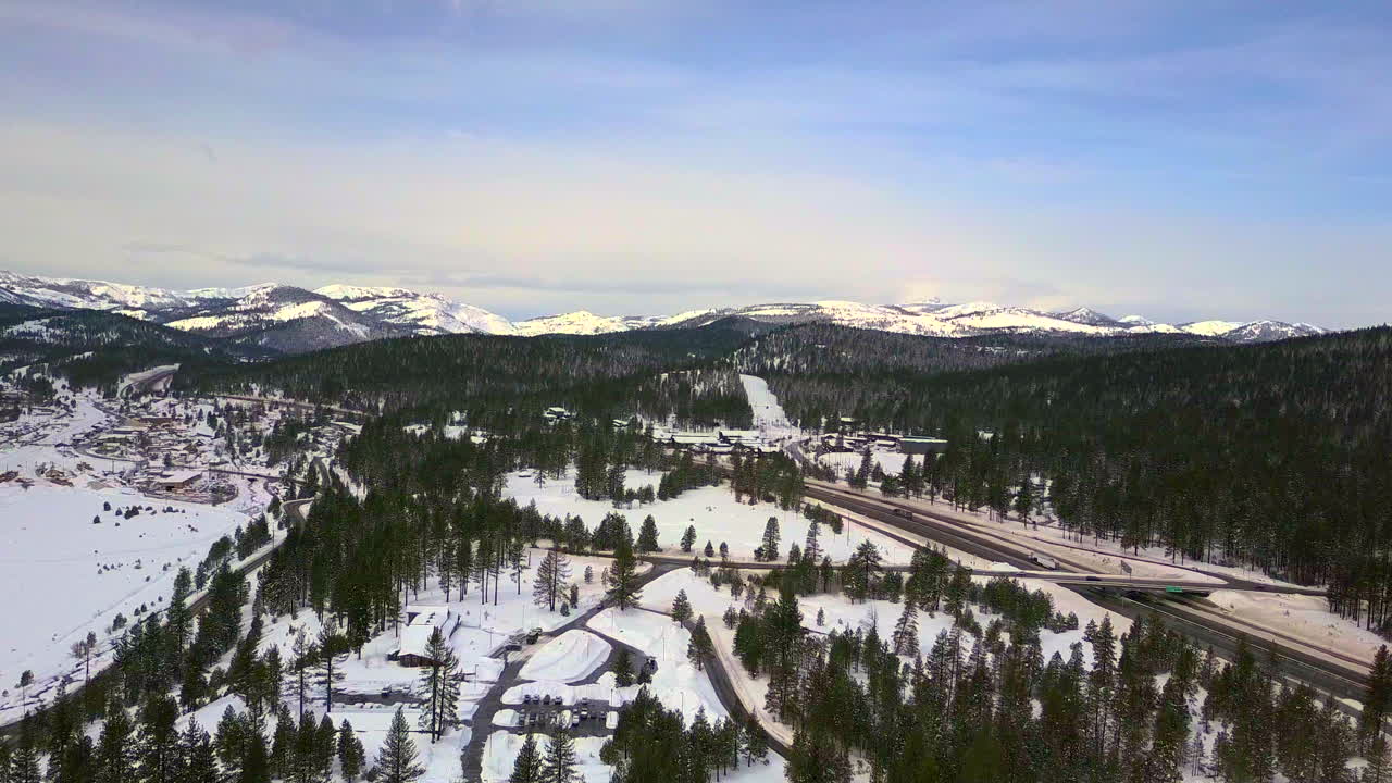 Riprese aeree della bufera di neve sul Lago Tahoe California Nevada USA