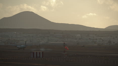 Avión-Aterrizando-En-Una-Pintoresca-Ciudad-Con-Paisaje-De-Colinas.