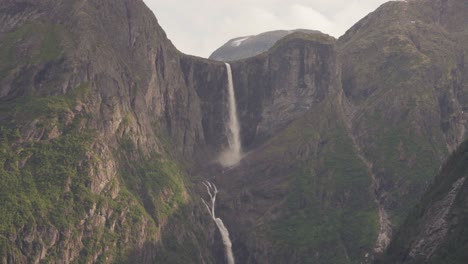 empinadas montañas rocosas de katthammaren con las cascadas en molde, noruega