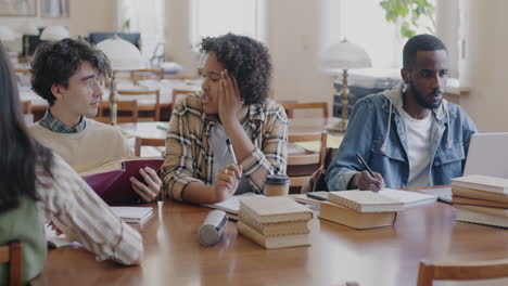 estudiantes que estudian en la biblioteca