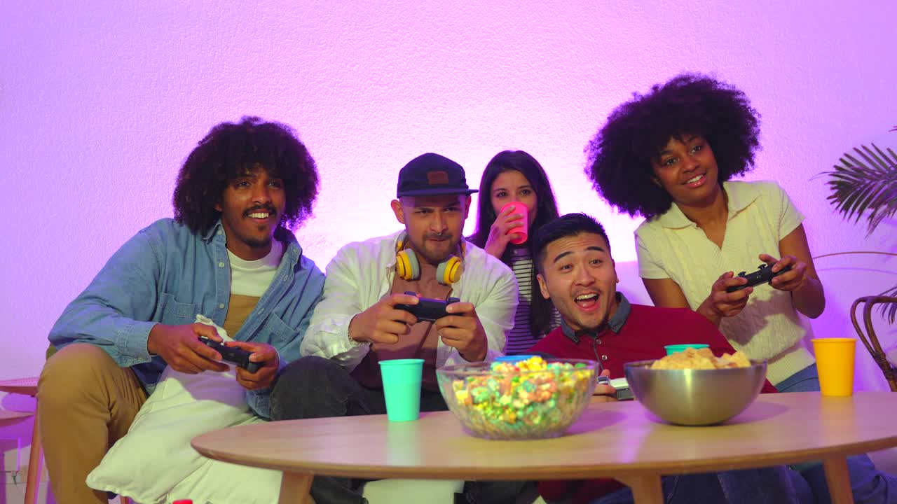 Grupo de amigos jogando videogame juntos