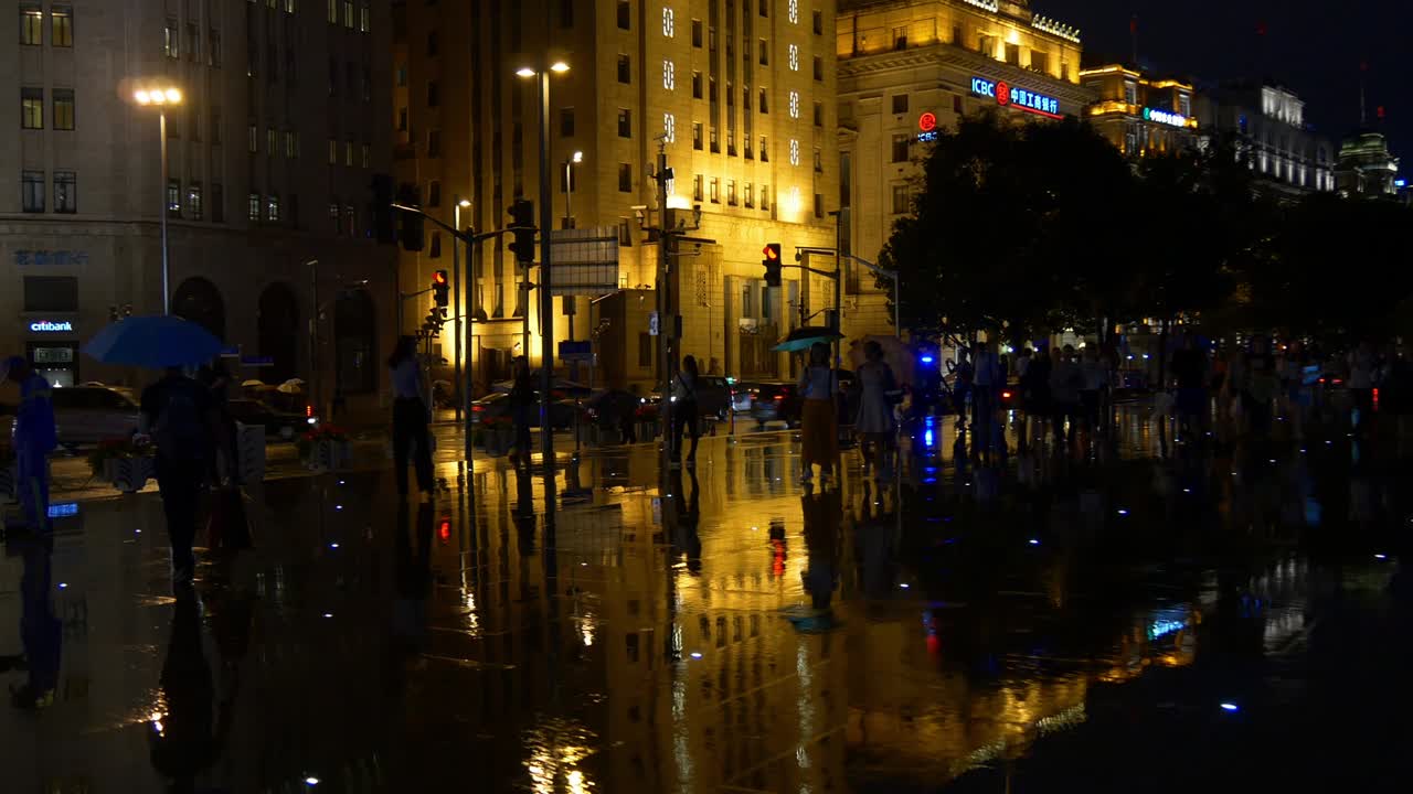 비가 오는 밤에 조명된 상하이 산책 베이 파노라마 4k 중국