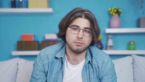 un joven cansado y somnoliento.