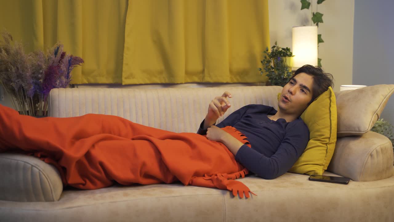 즐거운 긍정적인 감정을 가진 사람.