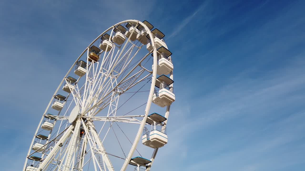 파란 하늘 배경 에 있는 페리스