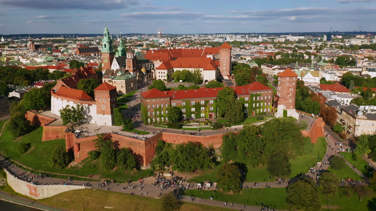 Luftfoto av Wawel kongeslott i Kraków, Polen på ettermiddagen under den gylne time