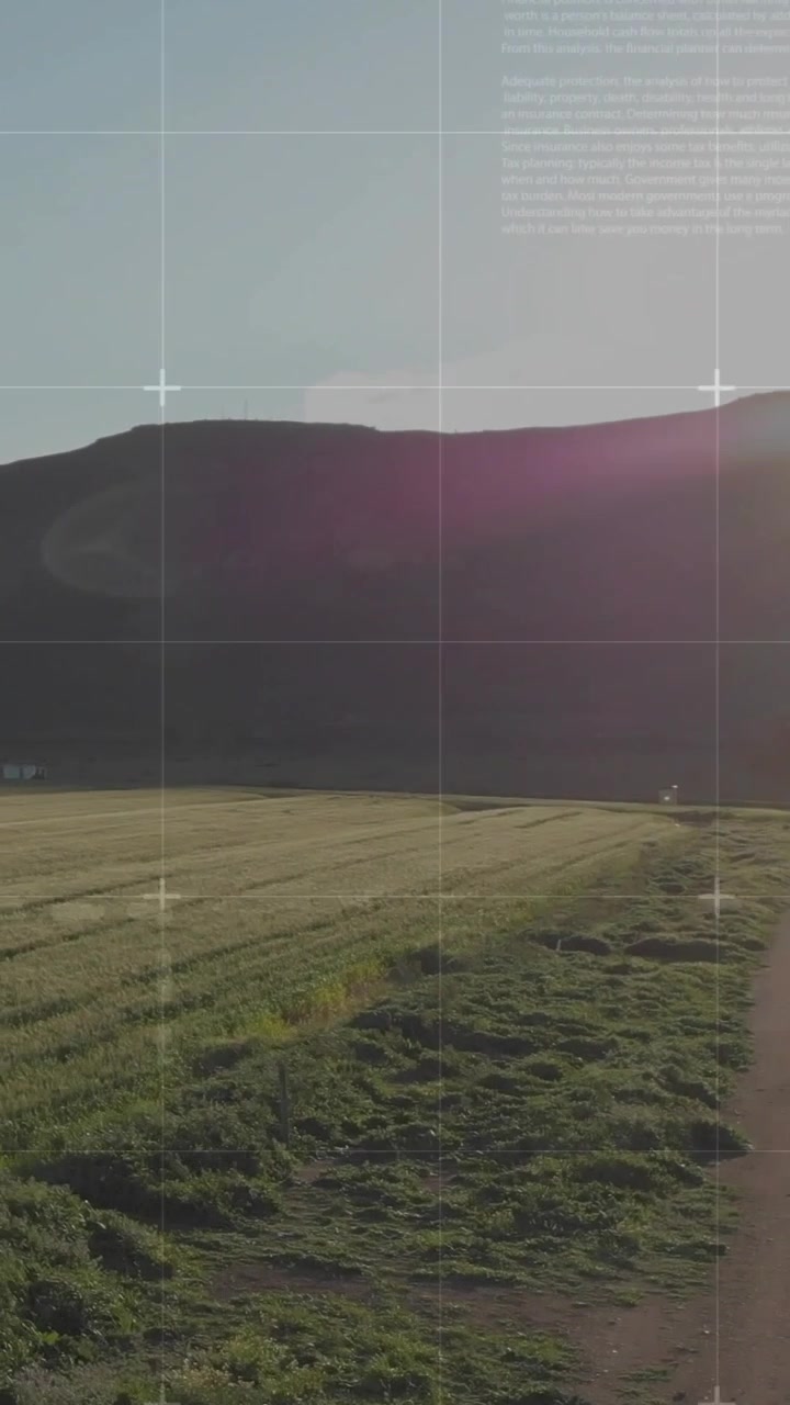 Sole splendente, griglia AR che appare, grafico a torta che ruota e barre che salgono, visualizzando dati sul campo.