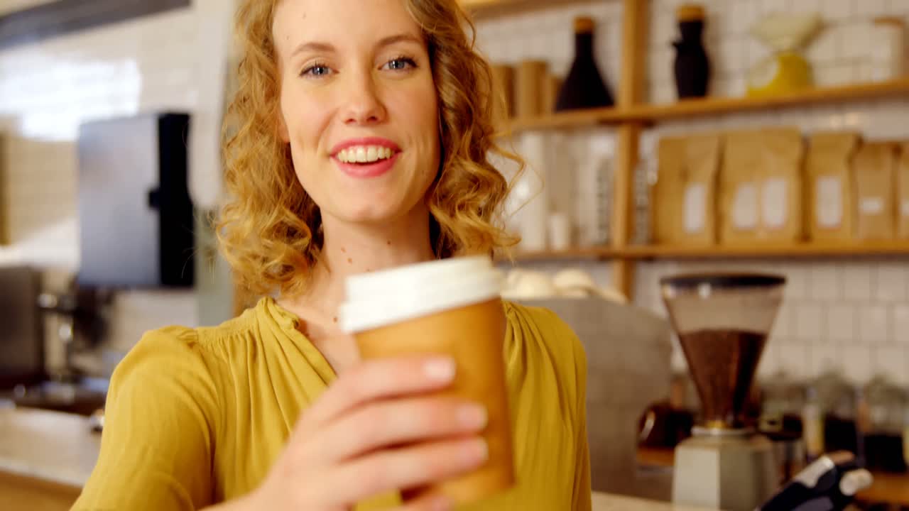 retrato de una hermosa mujer ofreciendo café 4k