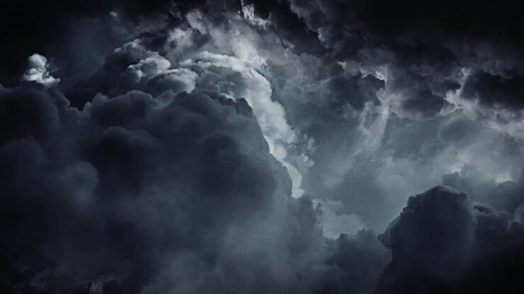 Temporale 4K, Nuvole di pioggia scure e minacciose