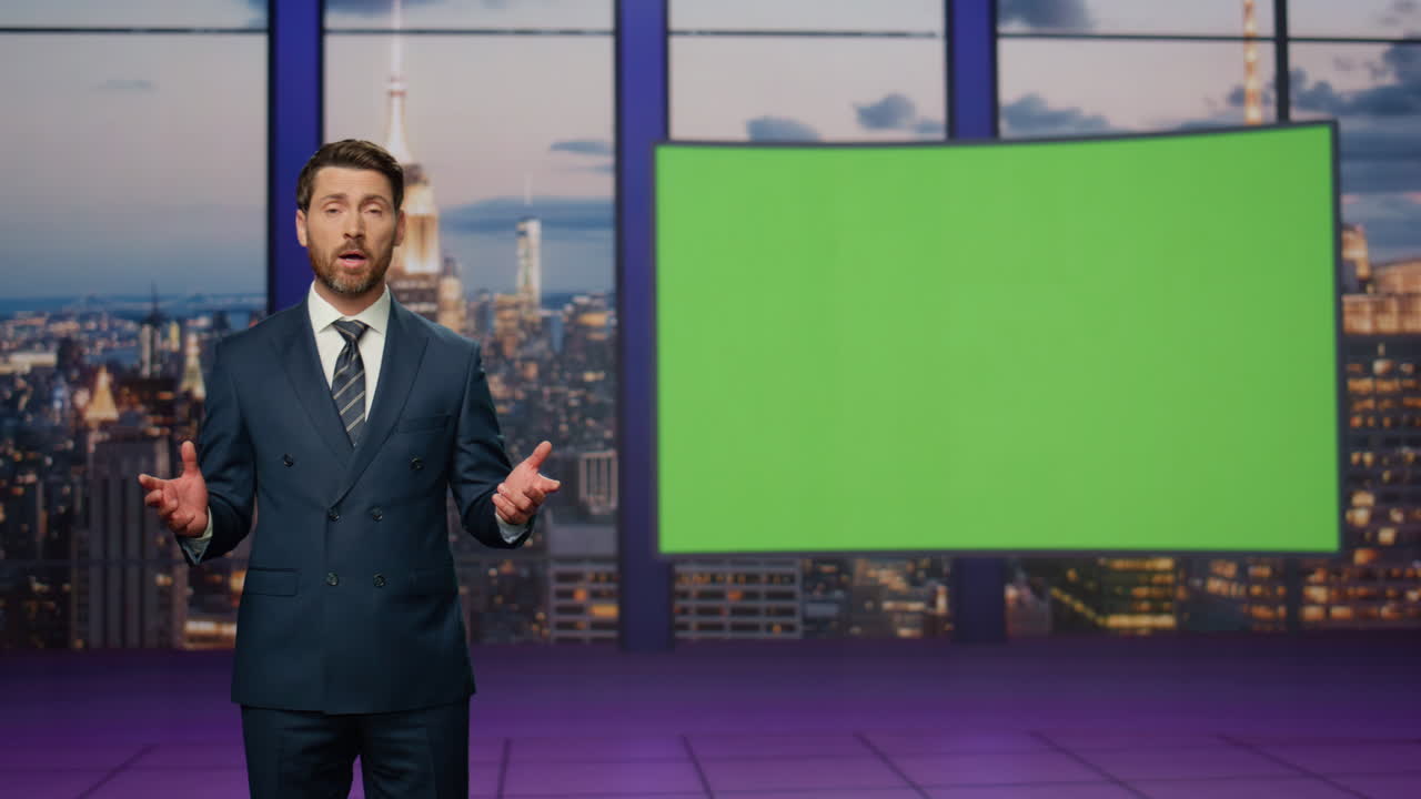 lector de noticias profesional hablando monitor de maqueta de pie en el escenario del estudio de televisión.