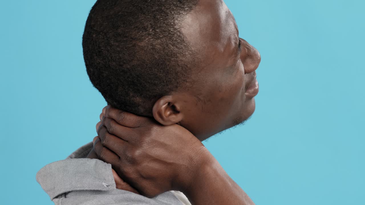 hombre con dolor de cuello