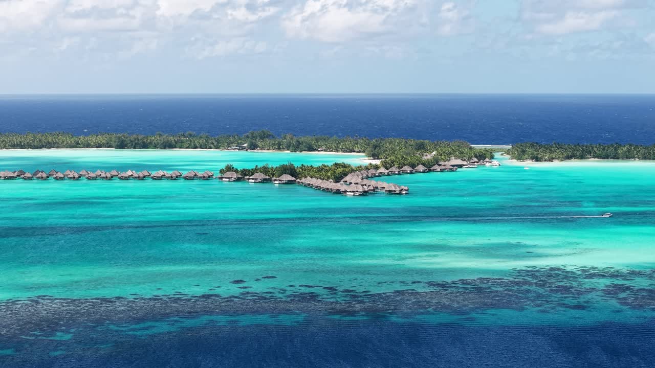 Bora Bora Ø, Luksuriøst Tropisk Resort, Fransk Polynesien. Droneoptagelse af turkisblå lagune og vandbungalows.