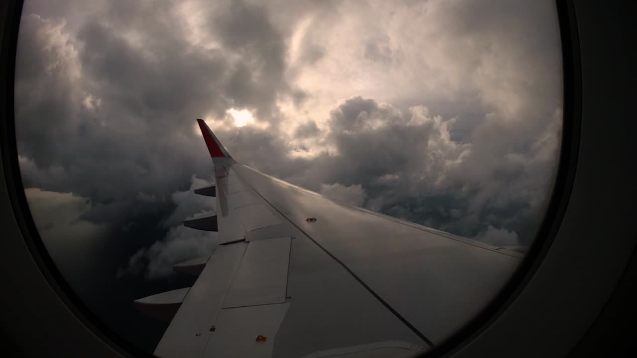 puesta de sol y hermosas nubes desde la ventana del ala izquierda del avión trae recuerdos de viaje