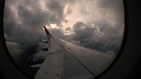 puesta de sol y hermosas nubes desde la ventana del ala izquierda del avión trae recuerdos de viaje