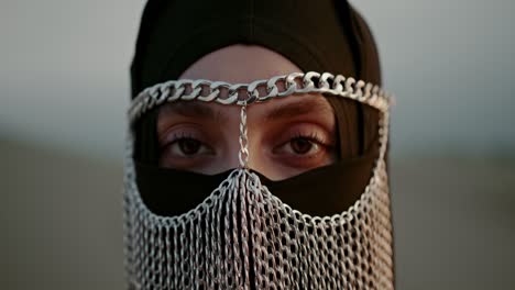 mujer musulmana árabe niqabi con joyas en la cara ojos marrones abiertos, primer plano