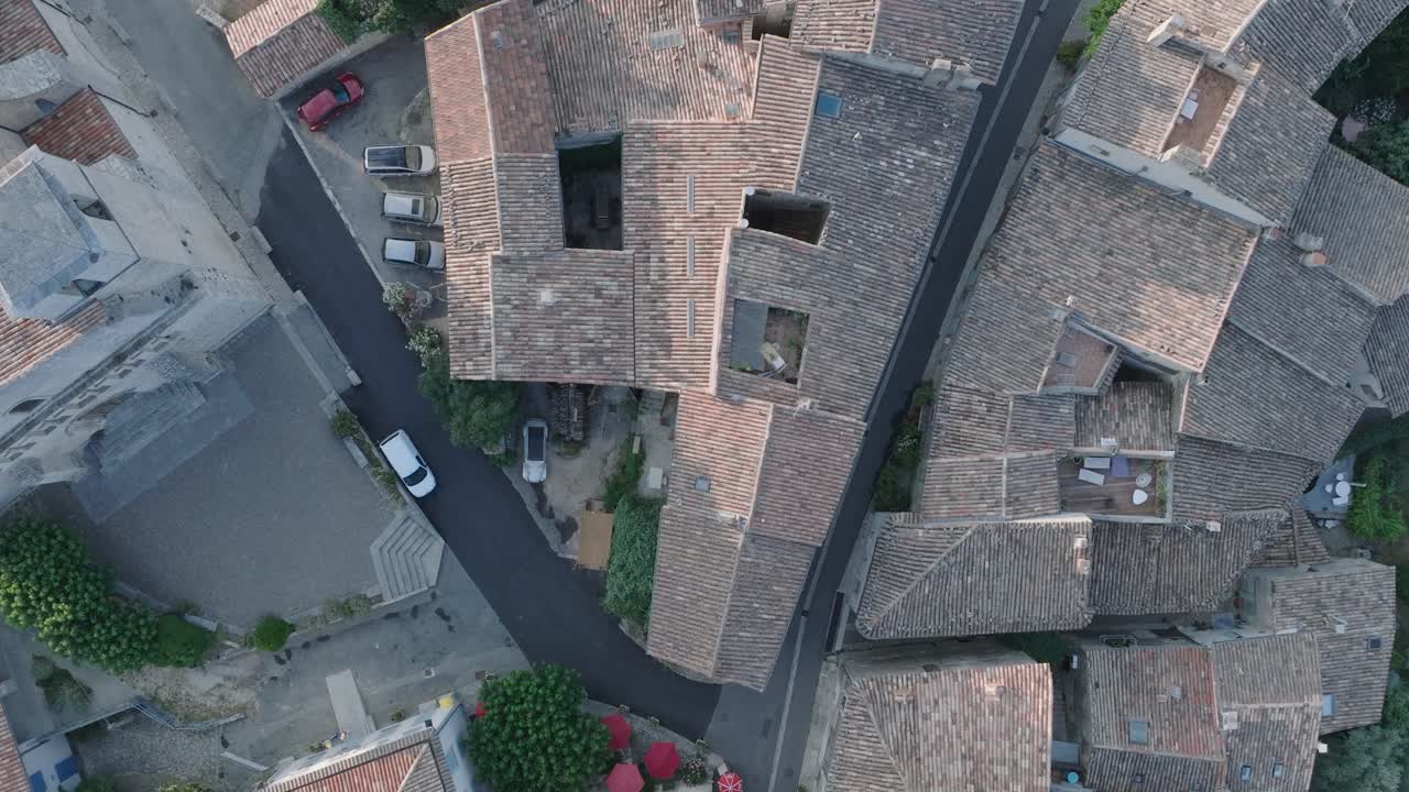 drone aéreo de arriba hacia abajo luberon provence saignon francia ciudad medieval al amanecer