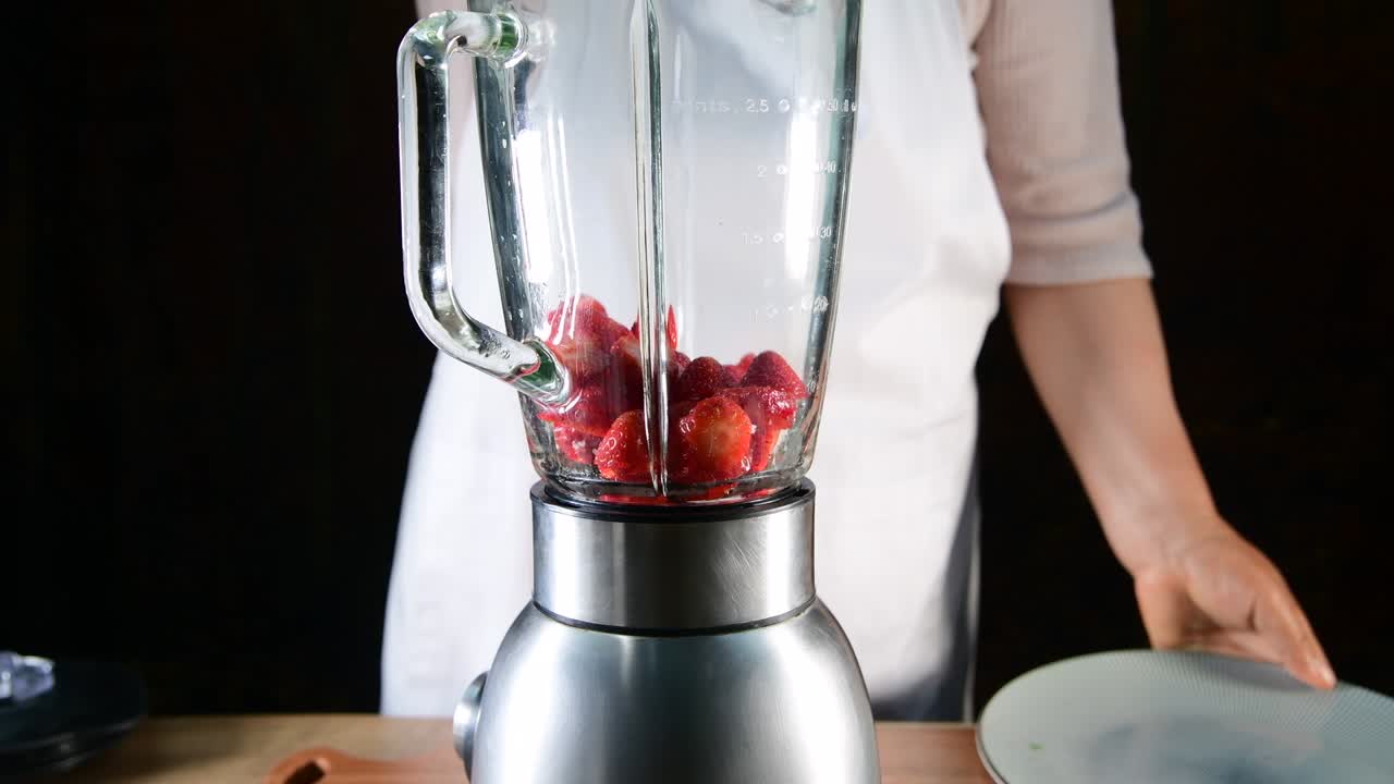 블렌더에서 우유와 딸기를 혼합합니다.