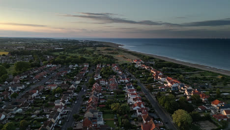 Imágenes-Aéreas-De-Skegness,-Un-Destino-De-Vacaciones-De-Verano-Con-Algo-Para-Todos,-Desde-Actividades-Llenas-De-Adrenalina-Hasta-Días-De-Relax-Junto-Al-Mar.