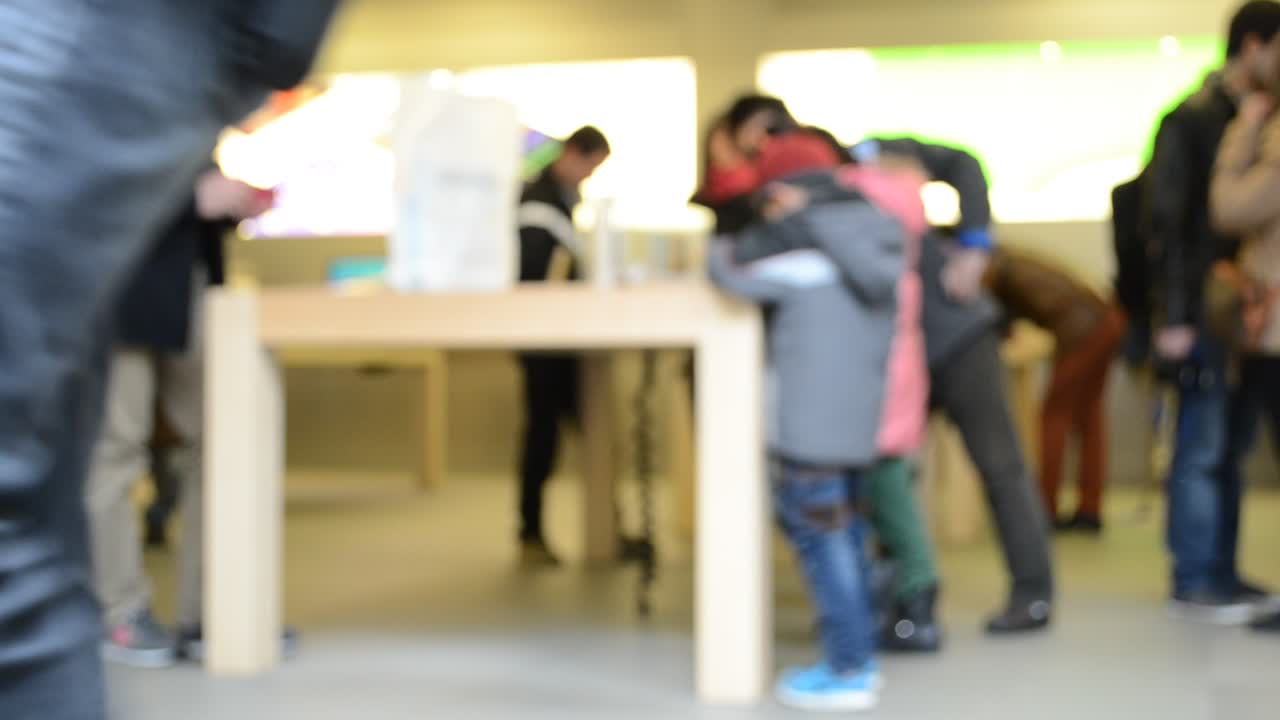 Orang tidak dikenal di toko Apple di 5th Avenue, Manhattan, New York