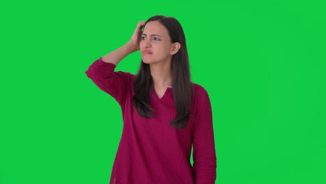 mujer india confundida pensando en algo pantalla verde