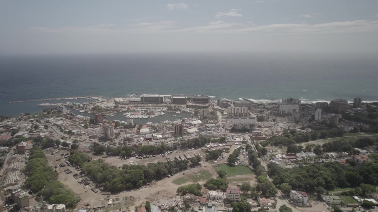 Drone luftpanorama, der viser kollapsede bygninger og jordskælvsødelæggelse i Caraballeda, La Guaira, Venezuela ved den caribiske kyst.