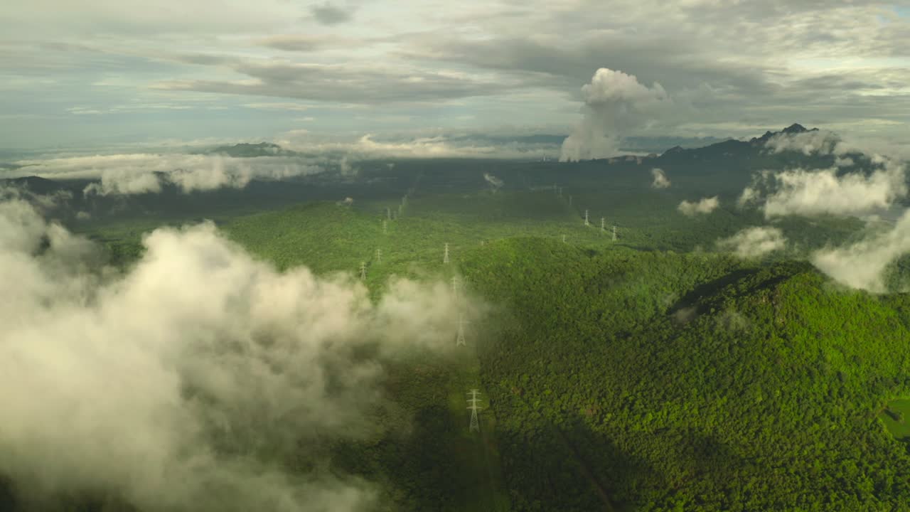 전기 기둥과 함께 높은 산의 아침 풍경.
