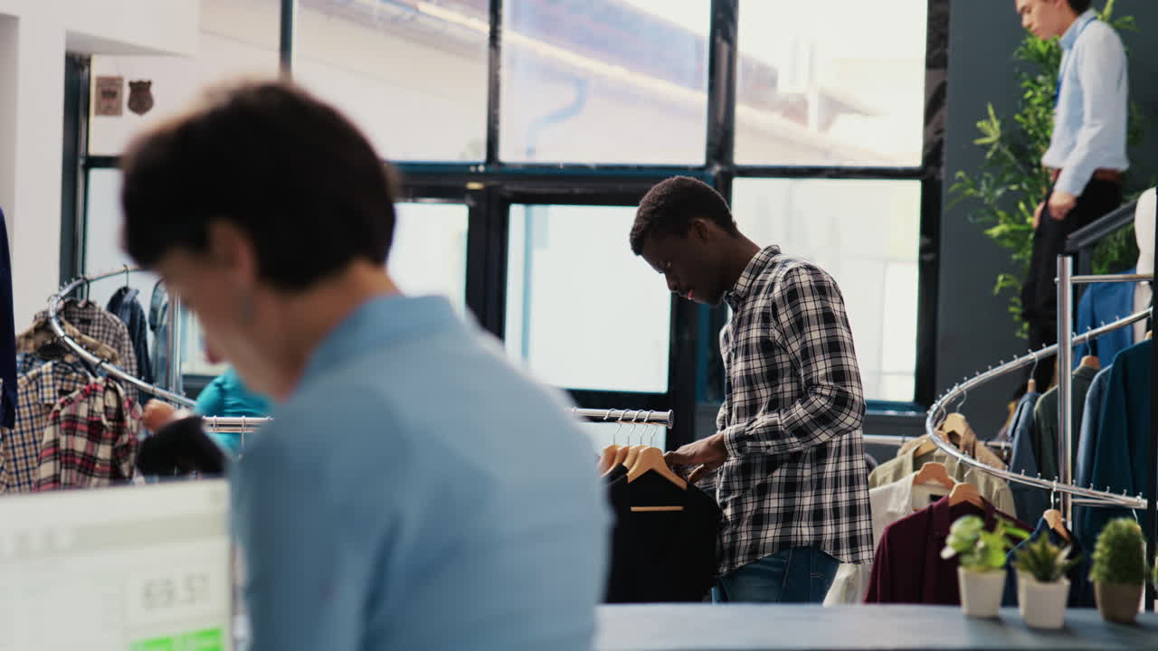cliente mirando perchas con camisa